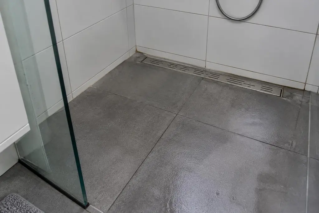 Lekdetectie Vierhouten – lekkende inloopdouche met natte voegen