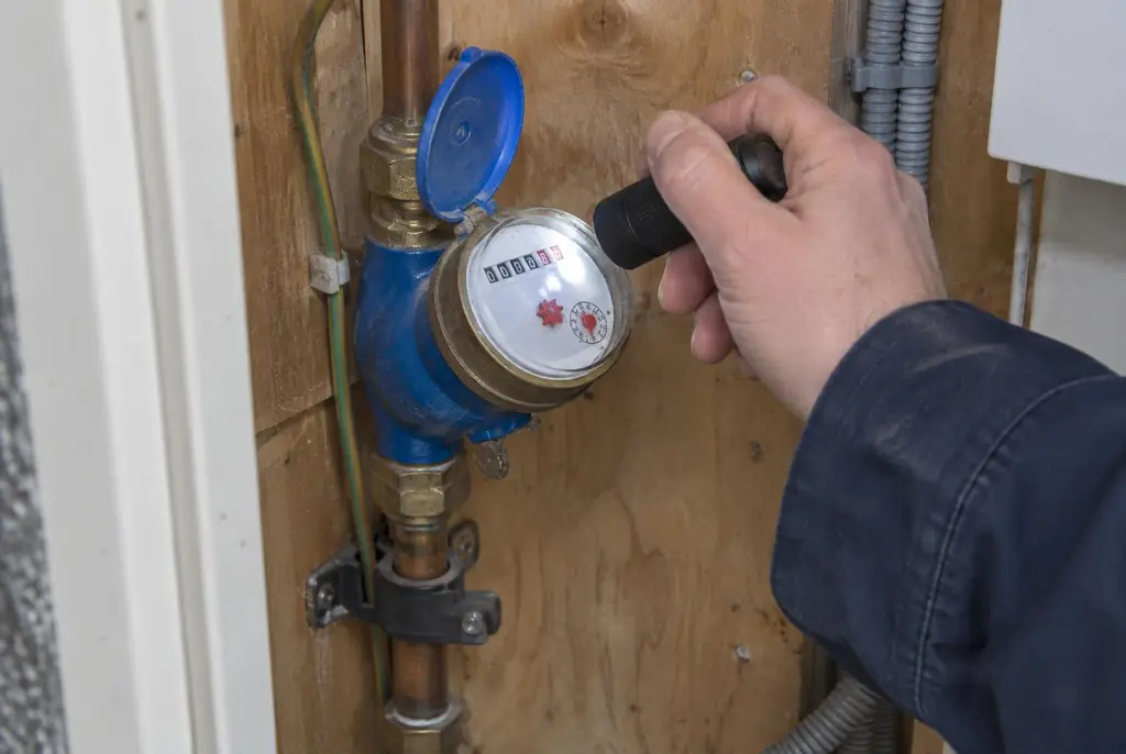 Lekdetectie Vierhouten – watermeter in de meterkast controleren met een zaklamp